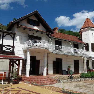 Valcsics Villa Panzió (2 Tettye tér 7625 Pécs)