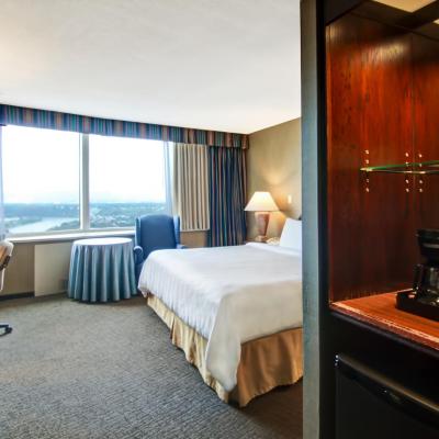 Chateau Lacombe Hotel (10111 Bellamy Hill T5J 1N7 Edmonton)