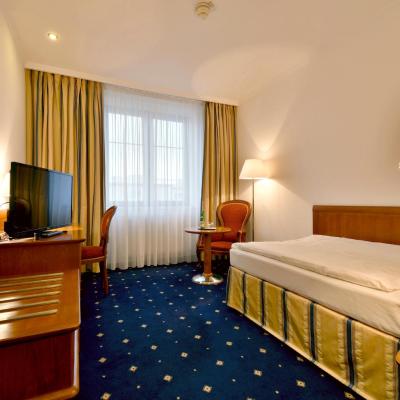 Hotel Coronet (Marie Cibulkove 8 140 00 Prague)