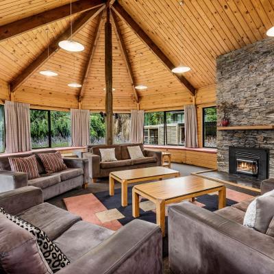 Altamont Lodge (121 Mt Aspiring Road 9305 Wanaka)