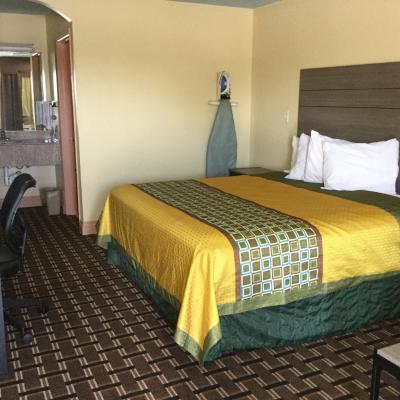 Luxury Inn and Suites Seaworld (7322 Marbach Road TX 78227 San Antonio)