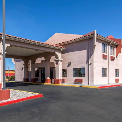 Photo Quality Inn & Suites Albuquerque North near Balloon Fiesta Park