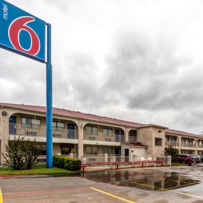 Motel 6 San Antonio, TX - Frost Bank Center (3370 Interstate 35 Frontage Rd TX 78219 San Antonio)