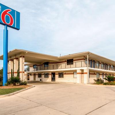 Motel 6-San Antonio, TX - South WW White Rd (218 South W.W. White Road TX 78219 San Antonio)