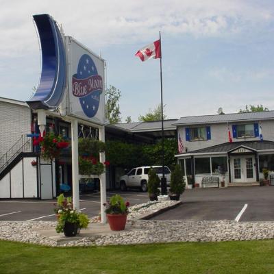 Blue Moon Motel (8445 Lundy's Lane L2H 1H5 Niagara Falls)