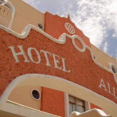 Hotel Alux Cancun (AV Uxmal #21 SM 23 Mza 3 77500 Cancún)
