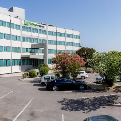 Holiday Inn Express Lisbon Airport, an IHG Hotel (Rua Guiné 18 Prior Velho, Loures 2685-334 Lisbonne)