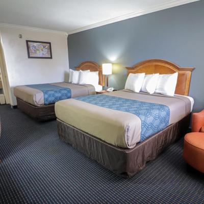 University Inn & Suites (13575 McDermott Fwy West I-H 1 78249 San Antonio)