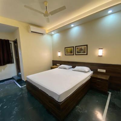 Shivam Hotels (14 & 15 Acharya Prafulla Chandra Road Opposite Sealdah North Station 700009 Kolkata)