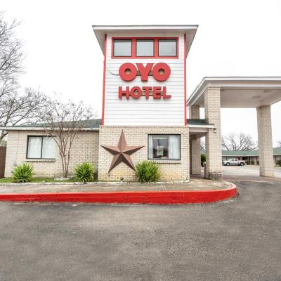 OYO Hotel San Antonio near AT&T Center (312 South W.W. White Road TX 78219 San Antonio)