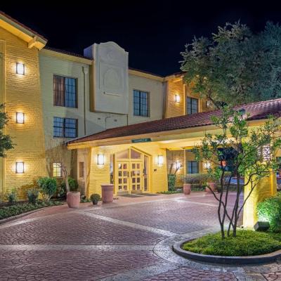 Photo La Quinta Inn by Wyndham San Antonio I-35 N at Toepperwein