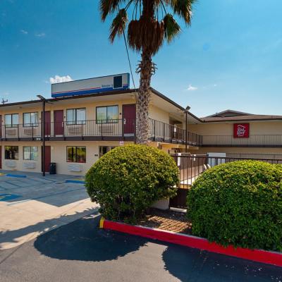 Red Roof Inn San Antonio E - Frost Bank Center (138 North WW White Road TX 78219 San Antonio)