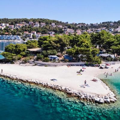 Kamp Rožac (56 Šetalište Stjepana Radića 21223 Trogir)