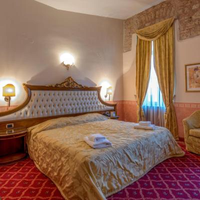 Alexios Luxury Hotel (Karaiskou & Poukevil 45500 Ioannina)