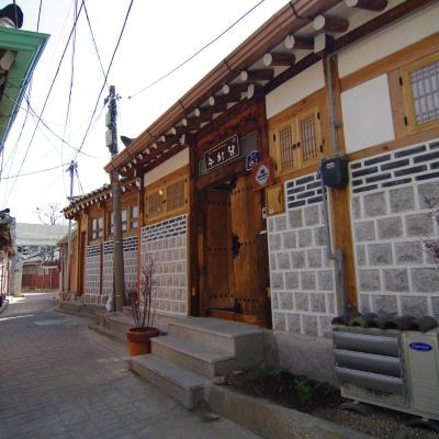 Hanok Guesthouse Nuha (49-7, Pirundae-ro, Jongno-gu 03037 Séoul)