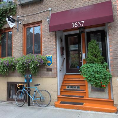 La Loggia Art B&B (1637 Rue, Atateken, Montréal, QC H2L 3L4 H2L 3L4 Montréal)