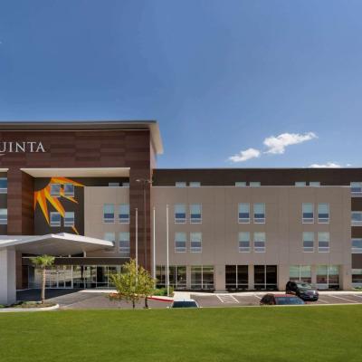 La Quinta Inn & Suites by Wyndham San Antonio Seaworld LAFB (7502 NW Loop 410  78245 San Antonio)