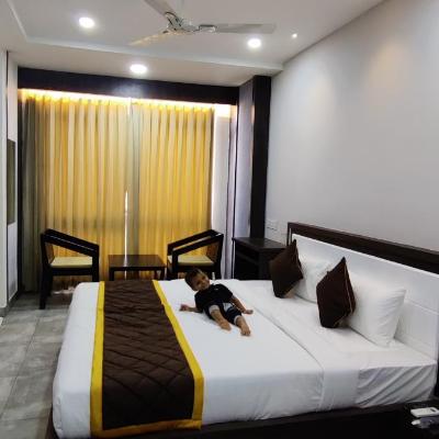 HOTEL ABOOZ (Pattandur Agrahara Main Road Hotel Abooz #107 Balajinidi Bulding 560066 Bangalore)