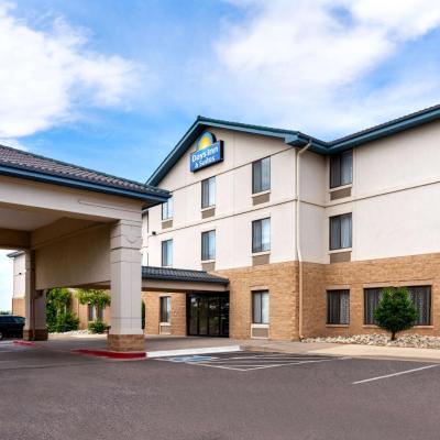 Photo Days Inn & Suites by Wyndham Denver International Airport