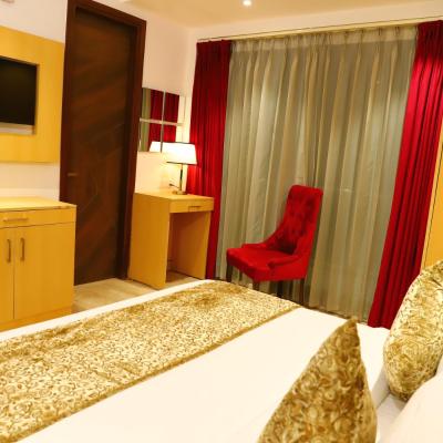 Hotel Malbork Inn Rajouri Garden Delhi - Couple Friendly Local IDs Accepted (J-13/63 Rajouri Garden Block-J 110027 New Delhi)