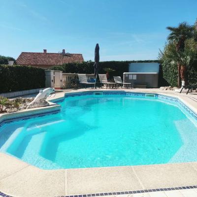 VILLA PLEIN SUD à 900m du centre de Cavalaire sur Mer - chambre climatisée - piscine - spa- Calme et Détente (595 bd de la Roseraie 83240 Cavalaire-sur-Mer)