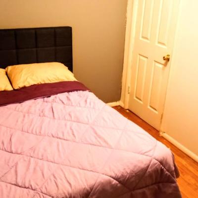 Room in Guest room - Cozy Bedroom close to downtown (2001 Harlem Avenue 21217 Baltimore)