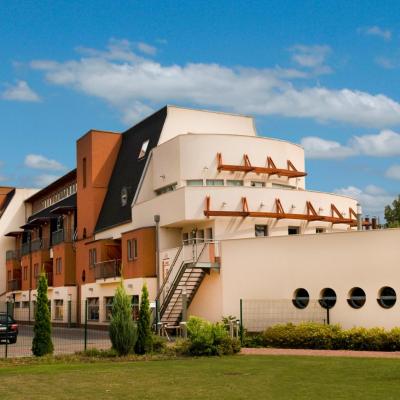 Holiday Beach Budapest Wellness Hotel with Sauna Park (Piroska Utca 3-5 1039 Budapest)