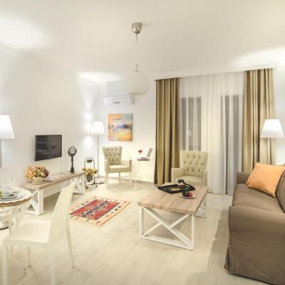 Rodina Suites Hotel (Camikebir Mahallesi Sakarya Sokak No:2 09400 Kuşadası)