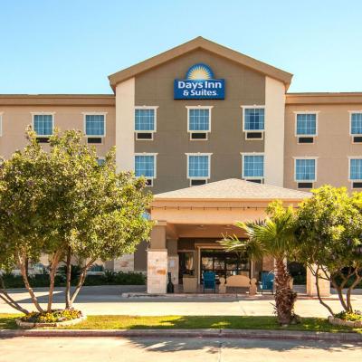 Days Inn & Suites by Wyndham San Antonio near Frost Bank Center (4038 I-10 East TX 78219-4057 San Antonio)