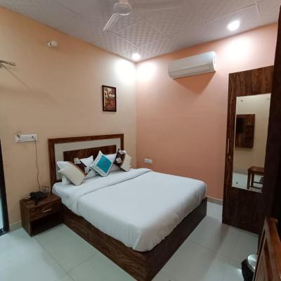 Hotel Greenoz (170/98 Sector 17 Pratap Nagar Jaipur Near Rawat Public school 302033 Jaipur)