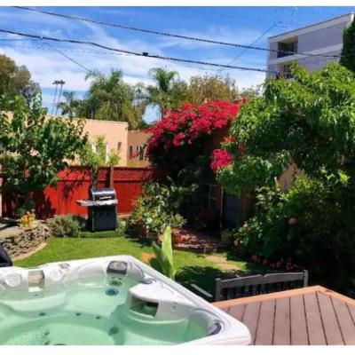 COZY 2 BEDROOM GUESTHOUSE IN BEVERLY HILLS (138 North Hamel Drive CA 90211 Los Angeles)