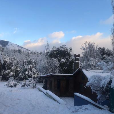 Cuatro Cerros Hostel (Isla Victoria 1061 8400 San Carlos de Bariloche)