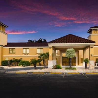 SureStay Plus Hotel by Best Western San Antonio North (10815 I-35 Frontage Rd 78233-6632 San Antonio)