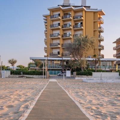 Hotel Crown (108 Viale Paolo Toscanelli 47922 Rimini)