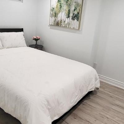 Queen Bedroom, Private room, separate entrance 401/404/DVP area (14 Cavehill Cres M1R 4P9 Toronto)