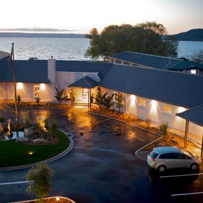 Wai Ora Lakeside Spa Resort (77 Robinson Avenue, Holden's Bay 3042 Rotorua)