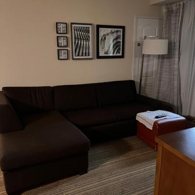 Queen bed available (Creekbank Road L4W 5R2 Mississauga)