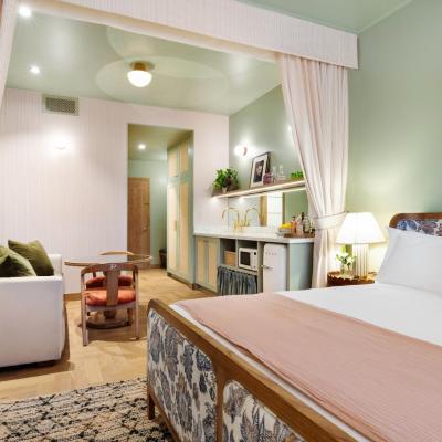 Palihouse Hyde Park Village (1509 West Swann Avenue FL 33606 Tampa)