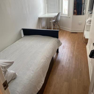 Private Single Room with Shared Bathroom 536C (536 Bathurst Street M5S 2P9 Toronto)