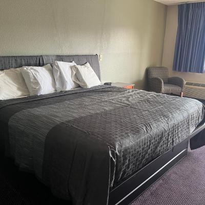 Hallmark Inn and Suites (6370 I-35 North TX 78218 San Antonio)