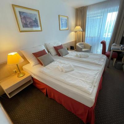 Hotel Oáza Praha (Jeremenkova 1835/106 14000 Prague)