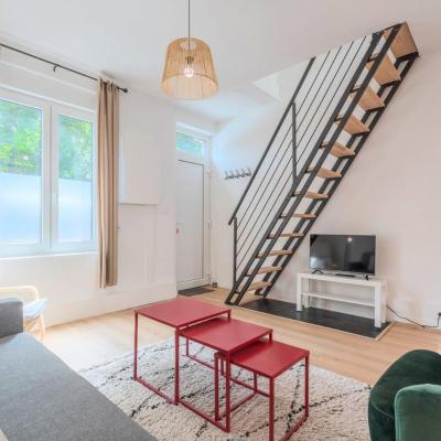 2 BR house w/ terrace, near train stations & metro (56 Rue des Dondaines 59800 Lille)