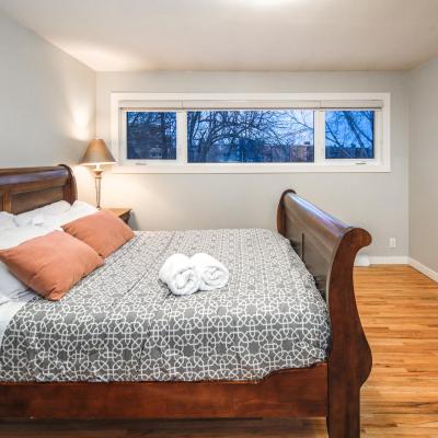 A-Home by chinook mall and Heritage park (17 meadowview rd sw T2V 1V9 Calgary)