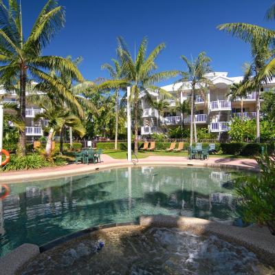 Cairns Beach Resort (129-135 Oleander Street, Holloways Beach 4870 Cairns)