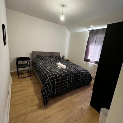 Deluxe Double Bedroom Manchester (23 Dalham Avenue M9 7DL Manchester)