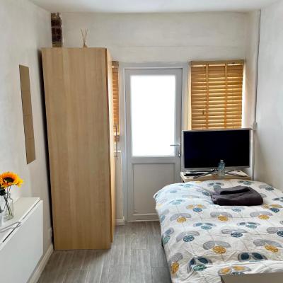 Rooms at EEJ (75 Mayday Gardens SE3 8NL Londres)