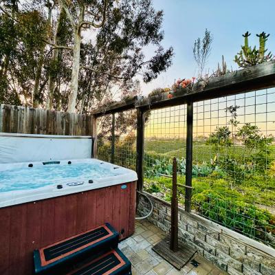 Canyon Breeze - Private Home with Hot Tub & Views ( 92126 San Diego)