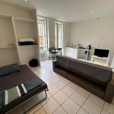 One bed in Shared Room - Chambre Partagée (33 Rue Fortuné Jourdan 13003 Marseille)