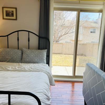 Lily room near golf and banff costco newly renovated queen size bed Single bathroom sofa TV (127 Woodstock Road Southwest T2W 5W3 Calgary)