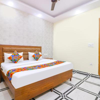 FabHotel Starlight (B-3 Near DA BLOCK SHALIMAR VILLAGE, Delhi 110088 New Delhi)